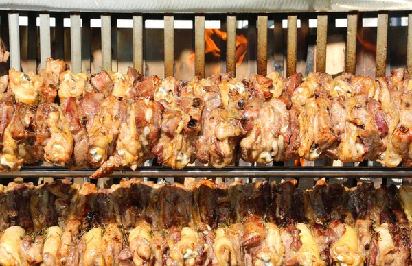 Carne Frango Cozinhada Uma Saliva Uma Lareira Festival — Fotografia de Stock