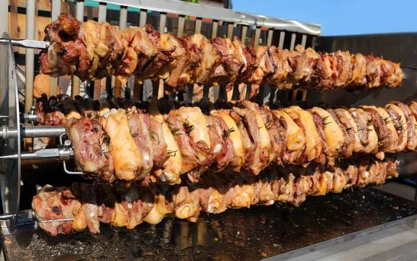 Cuspo Grande Com Muitos Espetos Cheios Carne Frango Carne Porco — Fotografia de Stock