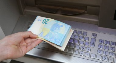 Avrupa'nın Atm de banknot euro el ile çocuk alır
