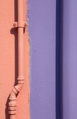 tipik bir Burano adası evin duvar ikiye bölünmüş ve turuncu ve mor boyalı