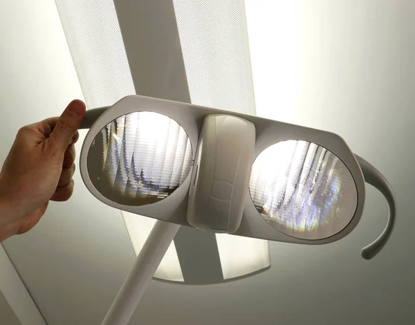 Lampe Avec Une Lumière Très Puissante Dans Cabinet Dentaire — Photo