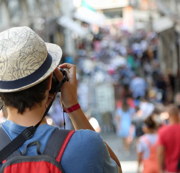 Anak Laki Laki Dengan Topi Foto Foto Wisatawan Yang Berjalan — Stok Foto