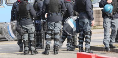 Polis ekibi önlemek için spor taraftarları arasında scuffles önce isyan viteste