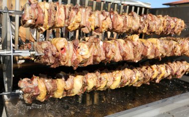 bir Festivali büyük bir şiş üzerinde birçok tavuk göğsü pişmiş