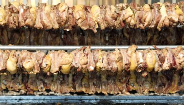 bir şiş bir festival üzerinde birçok tavuk göğsü kızartmak