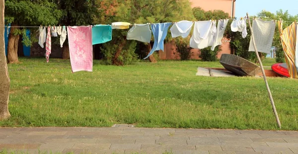 刚洗过的衣服铺在院子里晾干 — 图库照片