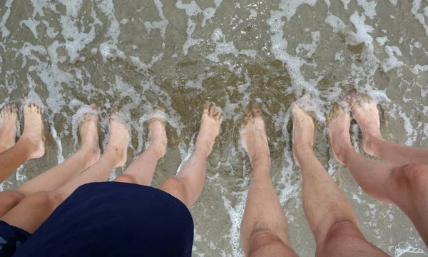 Fünfköpfige Familie Mit Nackten Füßen Ufer Des Meeres Und Des — Stockfoto