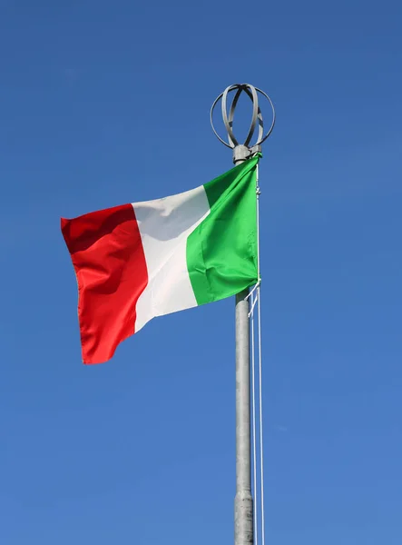 Velké Italské Vlajky Červené Barvy Bílé Zelené Vlny Modré Obloze — Stock fotografie