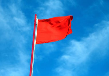 kırmızı bayrak havada dalgalar ve banyo yasaklar ve kaba deniz sinyalleri