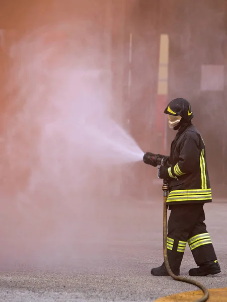 Brandman Använder Kraftfull Brandsläckare För Att Släcka Brand — Stockfoto