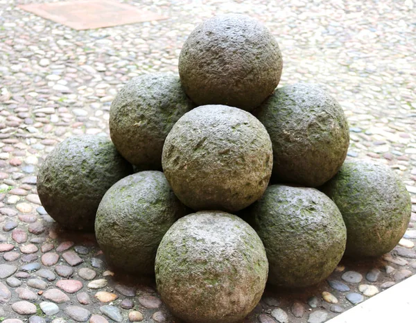 Sok Ősi Ágyúgolyó Kőből Készült — Stock Fotó