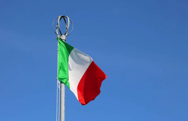 Stor Italiensk Flagga Vågor Den Blå Himlen — Stockfoto