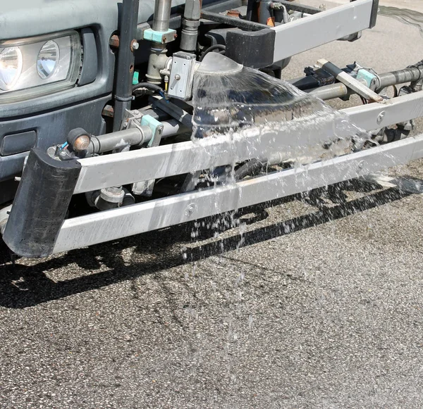 Caminhão Moderno Para Lavar Estrada Com Spray Água Asfalto — Fotografia de Stock