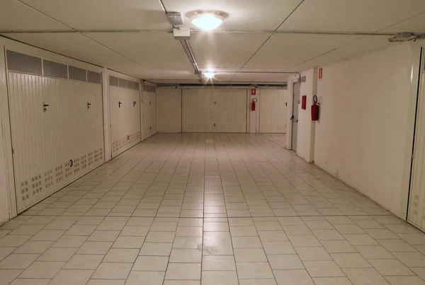Підземний Гараж Безліччю Коробок Білими Воротами — стокове фото