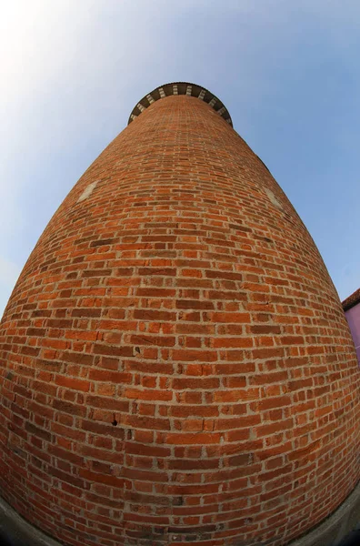 Hoge Toren Van Het Oude Aquaduct Gemaakt Met Rode Bakstenen — Stockfoto