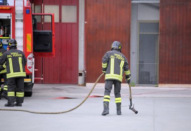 Italia, İtalya - 10 Mayıs 2018: İtalyan itfaiyeci itfaiye arabası pratik yol kenarı kurtarma egzersiz sırasında ile