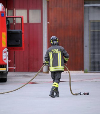 Italia, İtalya - 10 Mayıs 2018: İtalyan itfaiye itfaiye itfaiye kışlada İtalyan dilinde anlamına gelir unifiorm ve metin Vigili del fuoco ile