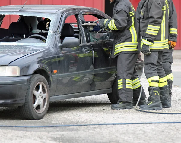 Italy May 2018 Italian Firefighters Use Shears Free Injured Car — Stock Photo, Image