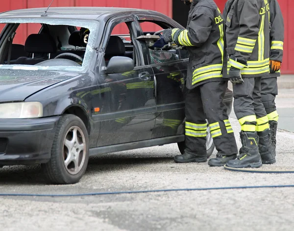 Italia Talya Mayıs 2018 Talyan Itfaiyeciler Yaralı Arabadaki Yol Kazadan — Stok fotoğraf
