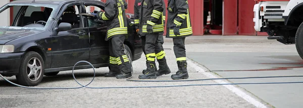 意大利 2018年5月10日 意大利消防队员在一次练习中用剪刀将伤者从车上解救出来 — 图库照片
