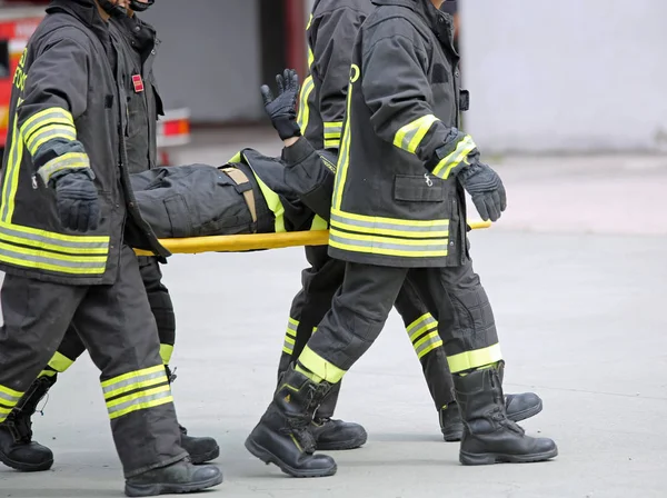意大利意大利 2018年5月10日 意大利消防队员在实际救援演习中用担架运送伤者 — 图库照片