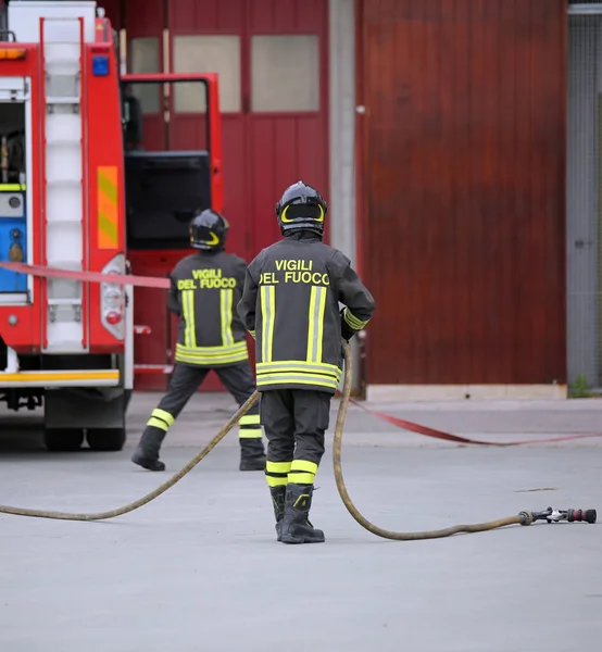 Italien Italien Mai 2018 Italienische Feuerwehrleute Mit Feuerwehrauto Während Einer — Stockfoto