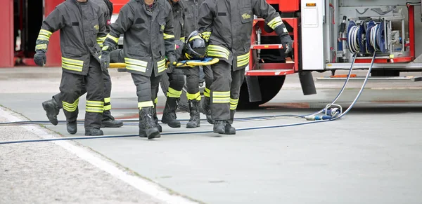 Italia Ιταλία Μαΐου 2018 Ιταλική Πυροσβέστες Μεταφορά Ένα Τραυματισμένο Στο — Φωτογραφία Αρχείου