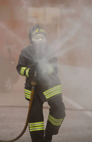 意大利意大利 2018年5月10日 意大利消防队员 身穿制服 戴着头盔 在消防部门的一次演习中使用带有泡沫的消火栓 — 图库照片