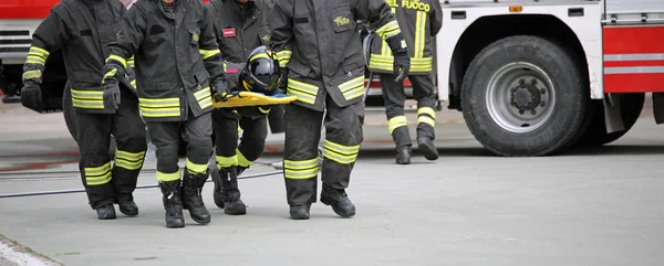 Itália Maio 2018 Bombeiros Portadores Maca Transportam Ferido Maca Durante — Fotografia de Stock