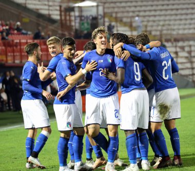 Vicenza, VI, İtalya - 15 Ekim 2018: Futbol maçı İtalya vs Tunus 21 altında. Sevinç Parigini Vittorio golle sonra İtalyan çocuklardan