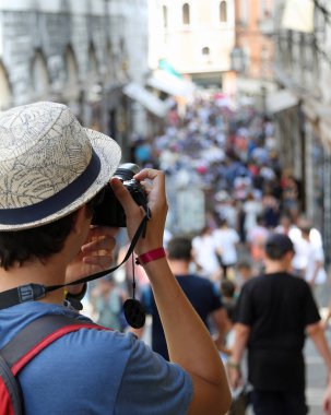 adam yolda yürürken bir şapka fotoğrafları insanlarla