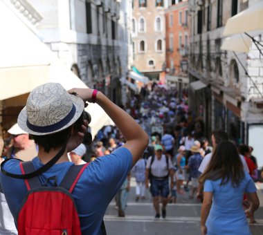Rialto Köprüsü Venedik İtalya şapka ile genç fotoğrafçı
