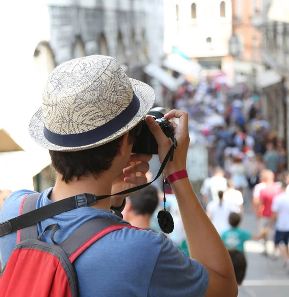 Niño Con Sombrero Paja Fotografía Gente Caminando Por Camino — Foto de Stock