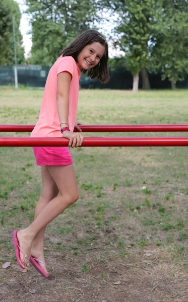 Chica Sonriente Vestida Rosa Realiza Ejercicio Gimnasia Paralela — Foto de Stock