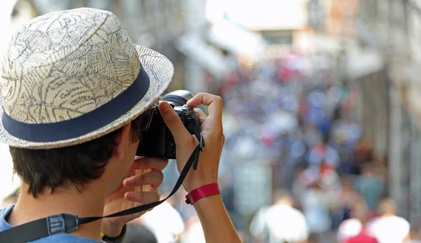 Ragazzo Con Cappello Fotografa Gente Che Cammina Lungo Strada — Foto Stock