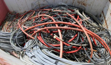 kırık elektrik telleri neredeyse tam bir arazi doldurma alanına büyük paslı konteyner
