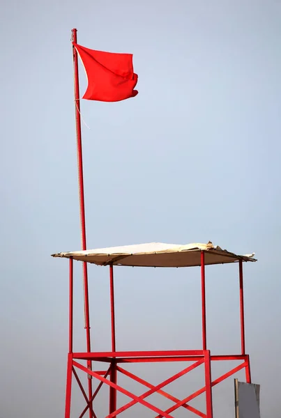 Torre Avistamiento Salvavidas Casa Baños Con Bandera Ondeante Roja Significa —  Fotos de Stock