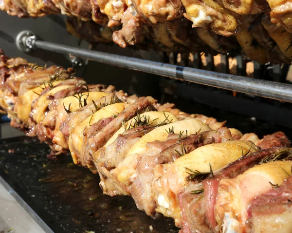 Bir Şiş Bir Festival Üzerinde Birçok Tavuk Göğsü Kavrulmuş — Stok fotoğraf