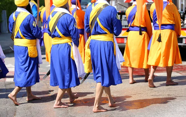 Sikh Mannen Gekleed Traditionele Oranje Blauwe Jurken Deelnemen Aan Een — Stockfoto