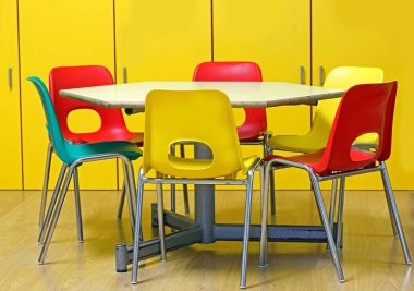 küçük sandalye ve çocuksuz bir okulun sınıfında bir tablo