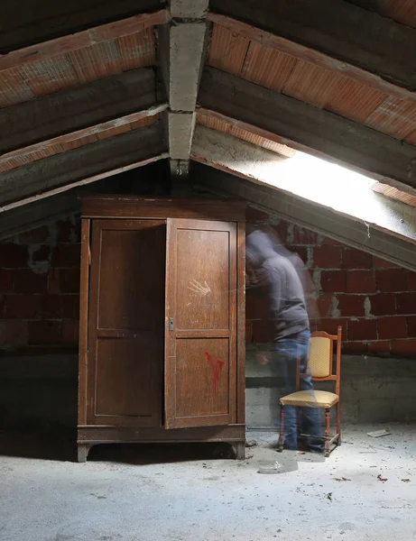 Geist Und Ein Alter Kleiderschrank Auf Dem Dachboden Des Verlassenen — Stockfoto