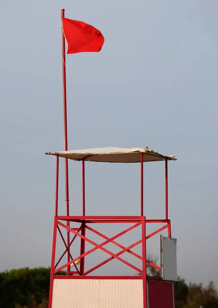 Lifeguard Sighting Tower Bathhouse Red Waving Flag Means Danger — Stock Photo, Image