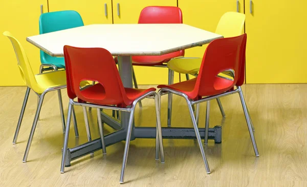 Små Färgade Stolar Kindergarten Klassrummet Utan Barn Med Trägolv — Stockfoto