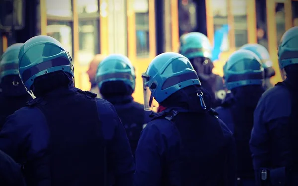 Gruppo Poliziotti Tenuta Antisommossa Durante Rivolta Dei Tifosi Dopo Una — Foto Stock