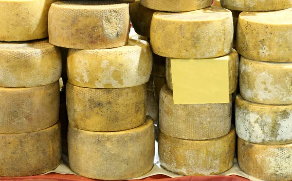 Gewürzter Runder Käse Zum Verkauf Einer Berghütte — Stockfoto