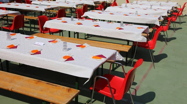 Många Borden Dukade För Gemenskapen Lunch Med Många Gäster — Stockfoto