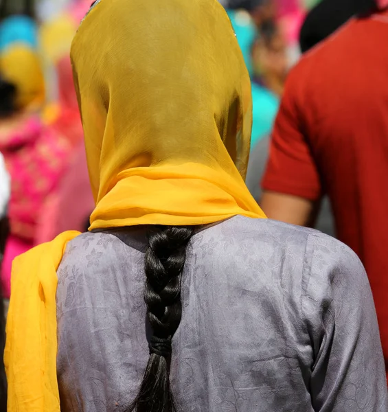 Sikh Vrouw Draagt Een Sluier Haar Helder Geel Gekleurde Haren — Stockfoto