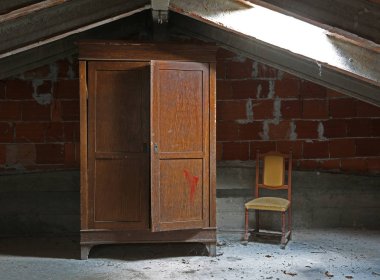 eski ahşap dolap ve ıssız tavan arasındaki bir sandalye