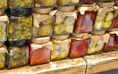 birçok İtalyan mağaza kavanoza brokoli petrol ve ton balığı ve enginar ile biberli gibi daha fazla gıda ile cam