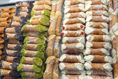 birçok Sicilya cannoli ile pasta vitrin ricotta ile Fıstıklı yapılan veya çikolata pul